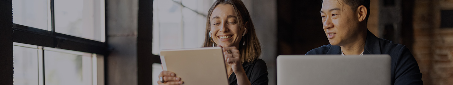 A Hiscox insurance agent helps a client. A Hiscox insurance agent helps a client.