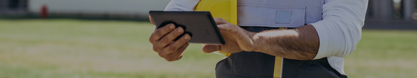 Contractor using a tablet to buy insurance from Liberty.