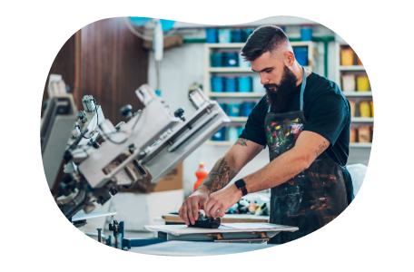 Screen printing professional setting up a station.