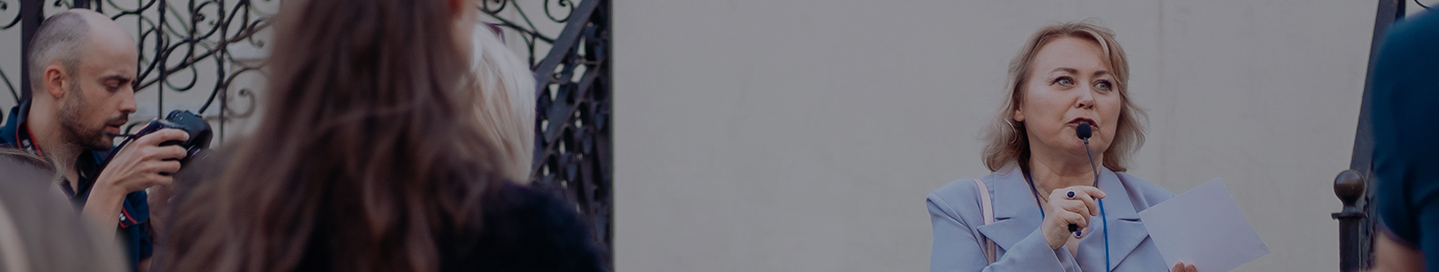 A tour guide speaks to a group of tourists.