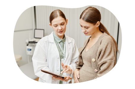 An OB/GYN consults with a pregnant patient.