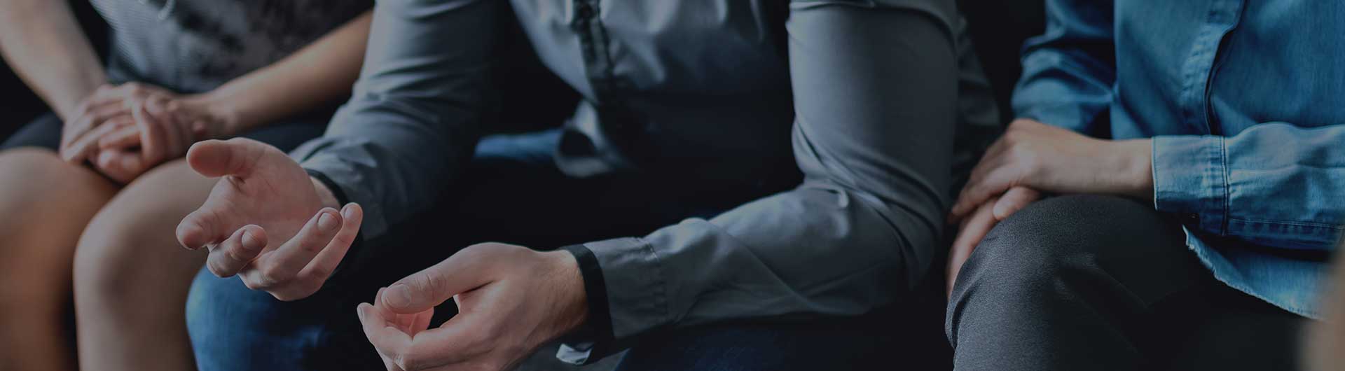 Counseling and conversation in group therapy or meeting.