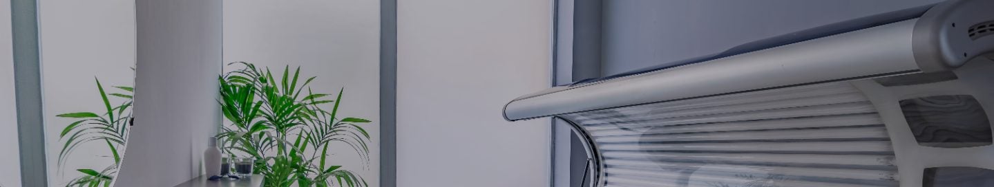 A tanning bed in a tanning salon.