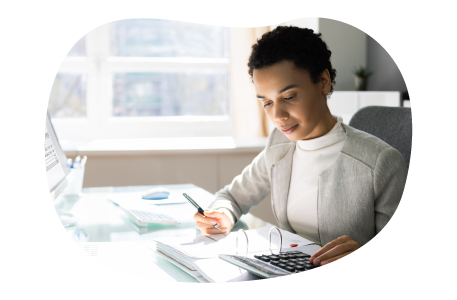 El propietario de una pequeña empresa calcula los pagos de su seguro de responsabilidad general  El propietario de una pequeña empresa calcula los pagos de su seguro de responsabilidad general.